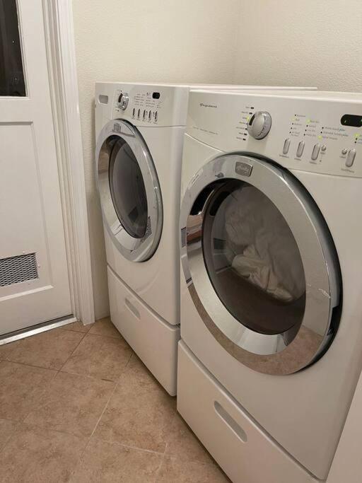 Brand New 2Br Cute Blue Led In North Fresno Appartement Buitenkant foto