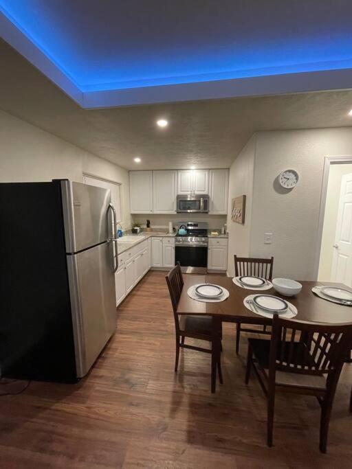 Brand New 2Br Cute Blue Led In North Fresno Appartement Buitenkant foto