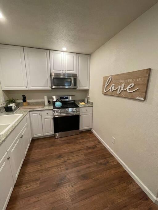 Brand New 2Br Cute Blue Led In North Fresno Appartement Buitenkant foto
