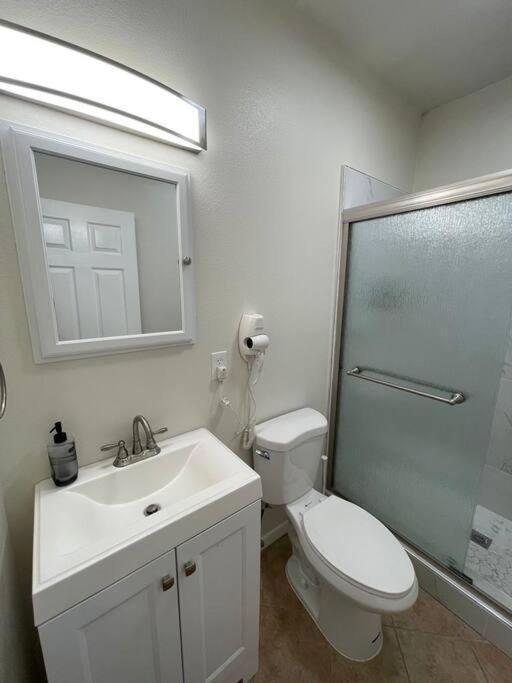 Brand New 2Br Cute Blue Led In North Fresno Appartement Buitenkant foto