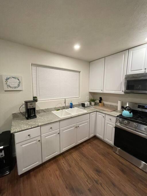Brand New 2Br Cute Blue Led In North Fresno Appartement Buitenkant foto