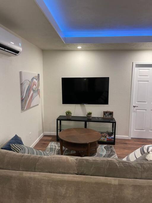 Brand New 2Br Cute Blue Led In North Fresno Appartement Buitenkant foto