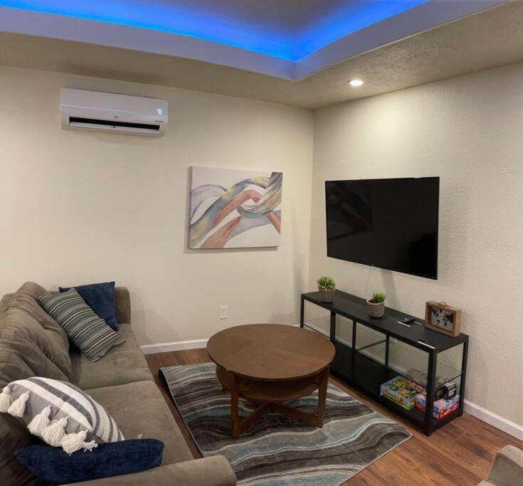 Brand New 2Br Cute Blue Led In North Fresno Appartement Buitenkant foto